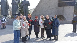 В преддверии 9 мая сотрудники детской поликлиники возложили цветы к мемориалу воинам северянам, погибшим во время Великой Отечественной войны